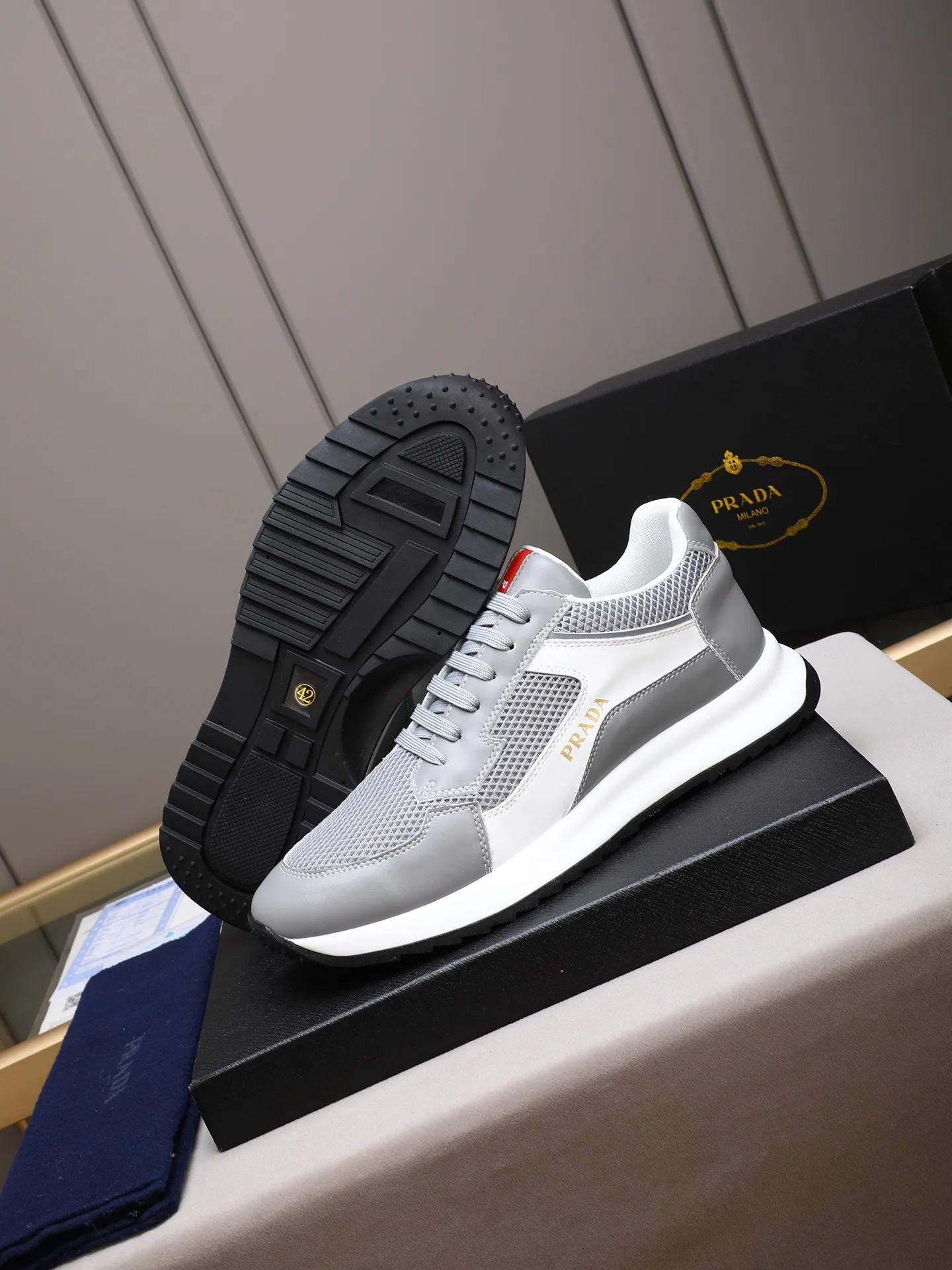 Men's shoes 💰460 Prada/Prada's new men's casual sports shoes, low-top lace-up sports shoes, fashionable and generous style, made of first-layer cowhide stitching and breathable mesh, soft, comfortable and breathable, tongue letter LOGO, finely crafted details, lightweight foam sole, fashionable and versatile! Size: 38-44 (45 customized)